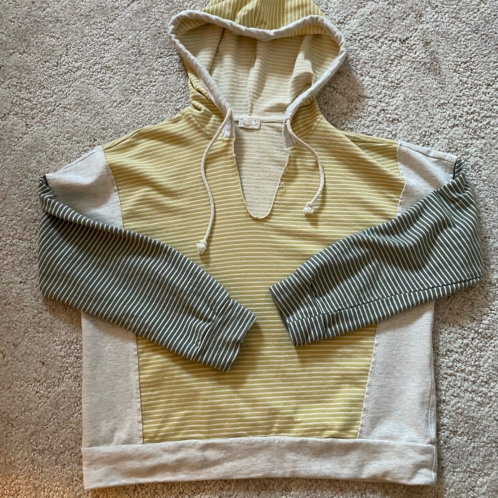 Hem and thread hooded sweatshirt